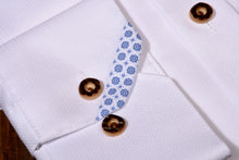 Afbeelding in Gallery-weergave laden, TRACHTENHEMD WIT-BLAUW MET LEREN KRAAG
