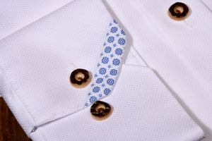 TRACHTENHEMD WIT-BLAUW MET LEREN KRAAG