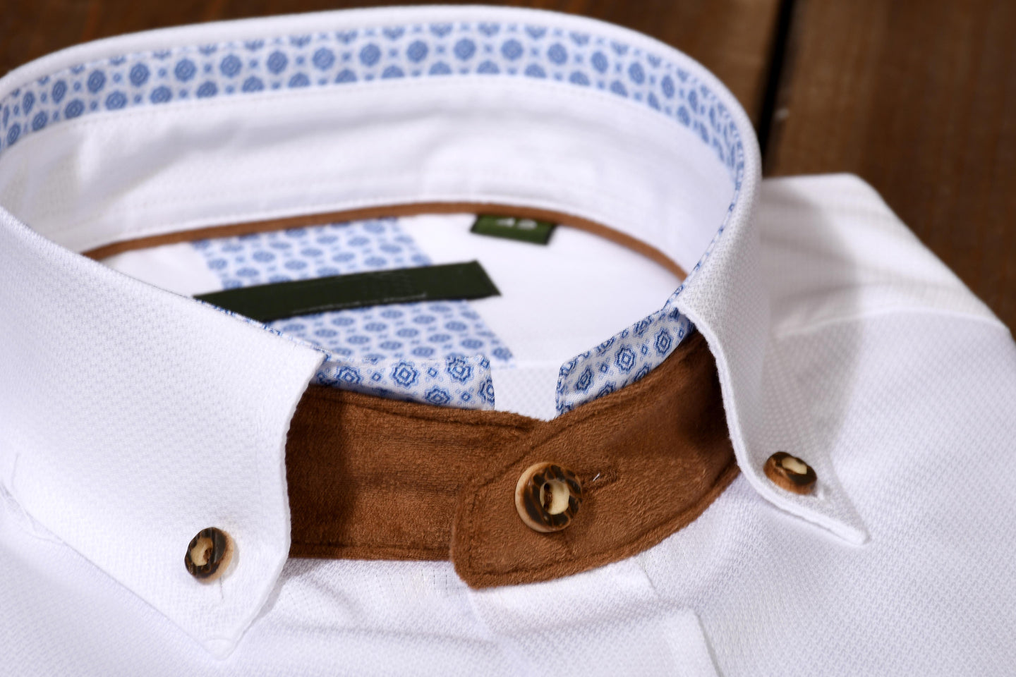 TRACHTENHEMD WIT-BLAUW MET LEREN KRAAG